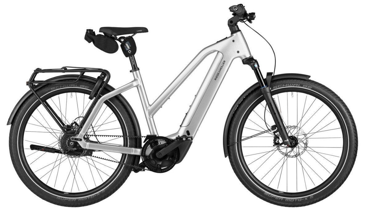 Een oranje elektrische fiets van Giant met een zwarte motor op een witte achtergrond.