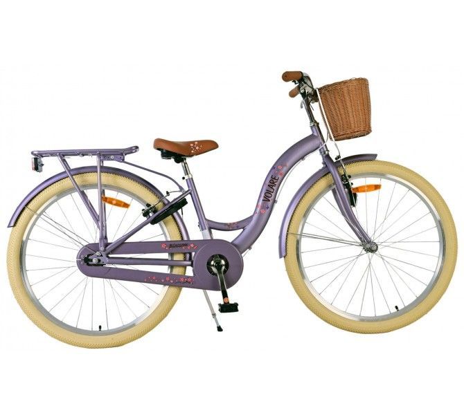 Een zwarte en rode fiets van Alpine zit op een witte achtergrond.