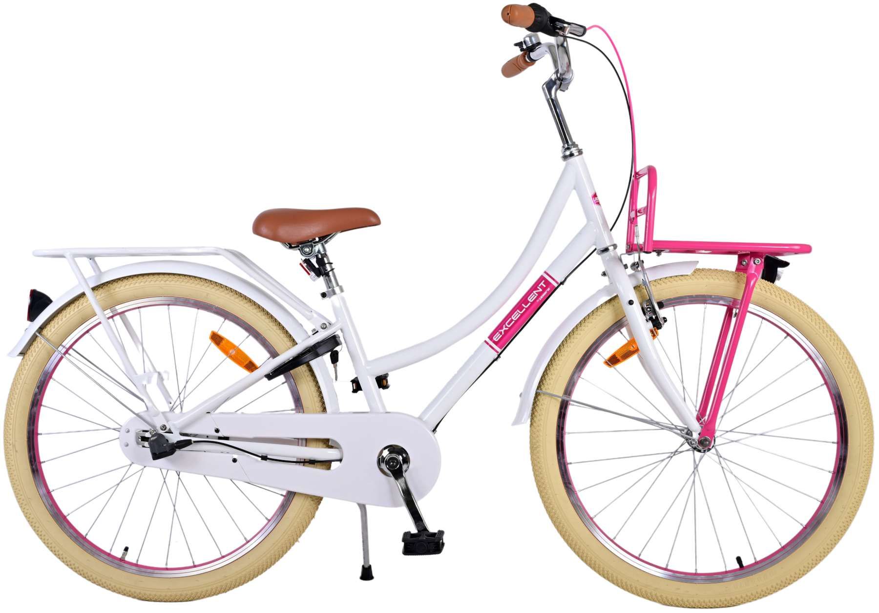 Een blauwe fiets van Volare met een mandje achterop staat op een witte achtergrond.
