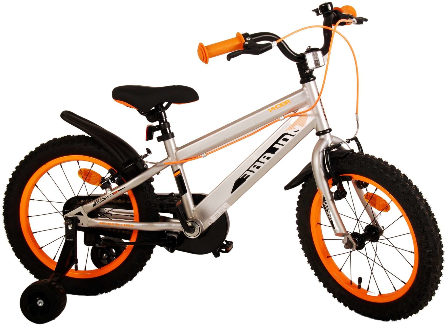 Een rode fiets van Alpine staat op een witte ondergrond.