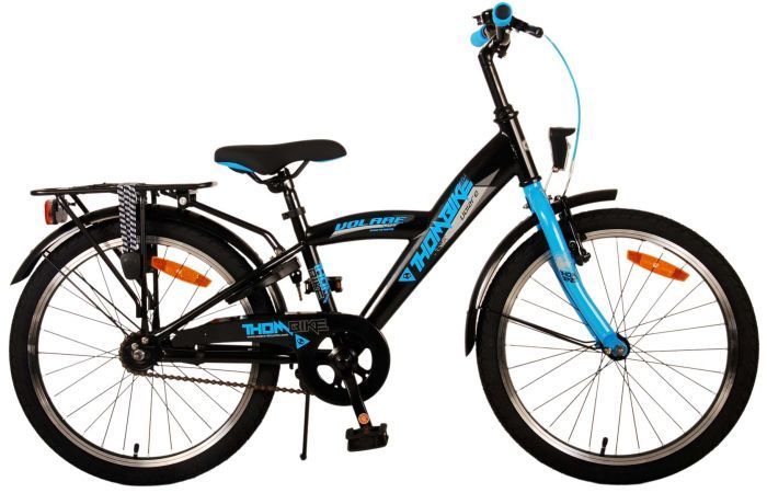 Een zwarte fiets van Popal met een bruin zadel op een witte achtergrond.