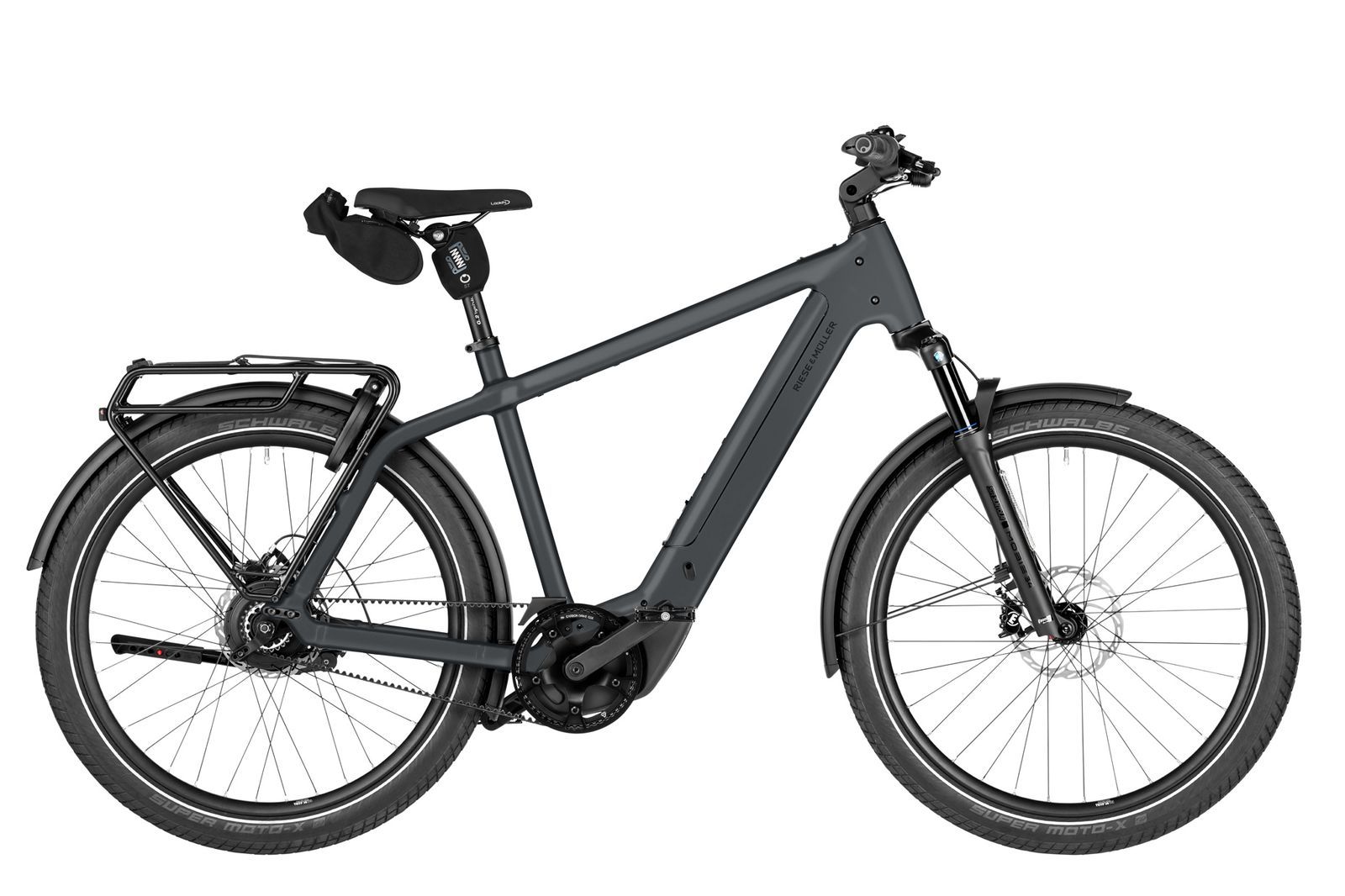 Een grijze elektrische fiets van Giant staat op een witte ondergrond.