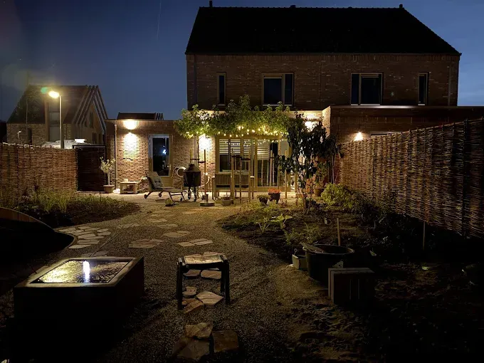 Tuinontwerp met verlichting en sfeer in de avond, met aandacht voor structuur en zichtlijnen.