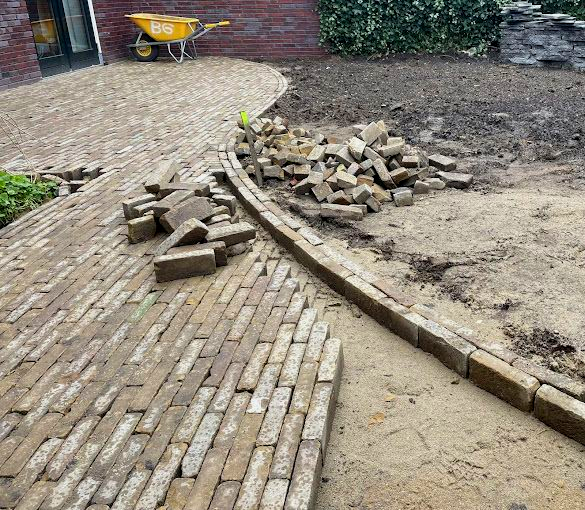 Herinrichting van bestrating en tuinpad als onderdeel van een tuinontwerp.
