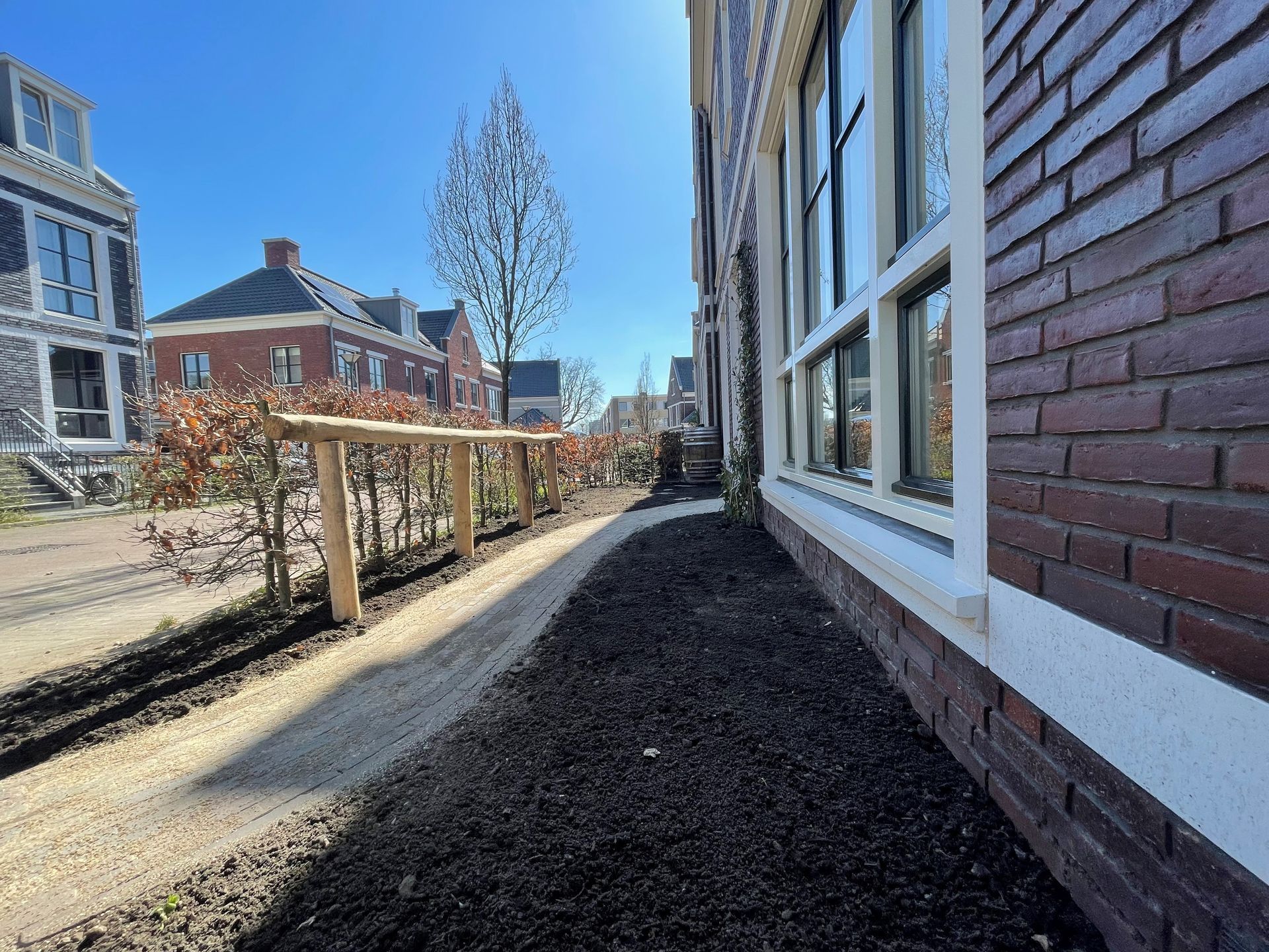 Inrichting van een voortuin in Nijmegen met een speciale fietsenstalling.
