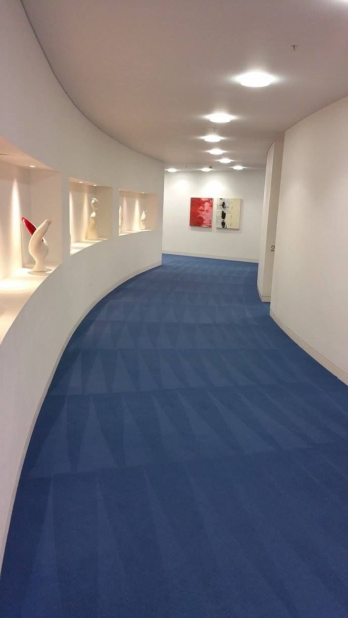 Commercial carpet cleaning in an office