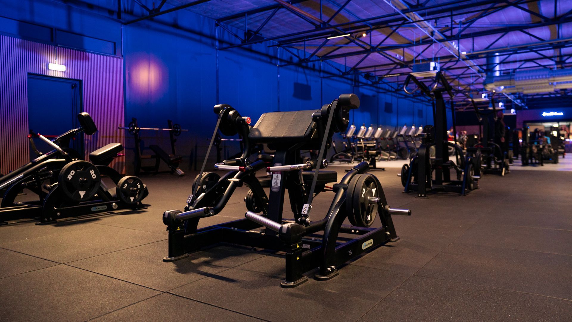 Ruime sportschool met zwart fitness aparatuur.