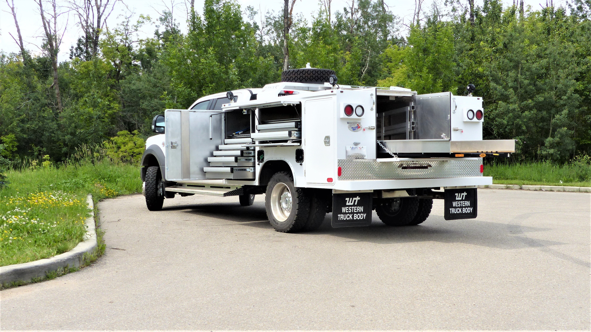 caisse de camion équipée d'équipements de service