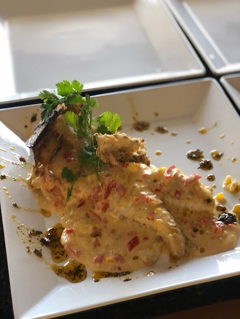 Um close de um prato de comida em uma mesa-Pousada-Recanto-do-Chef