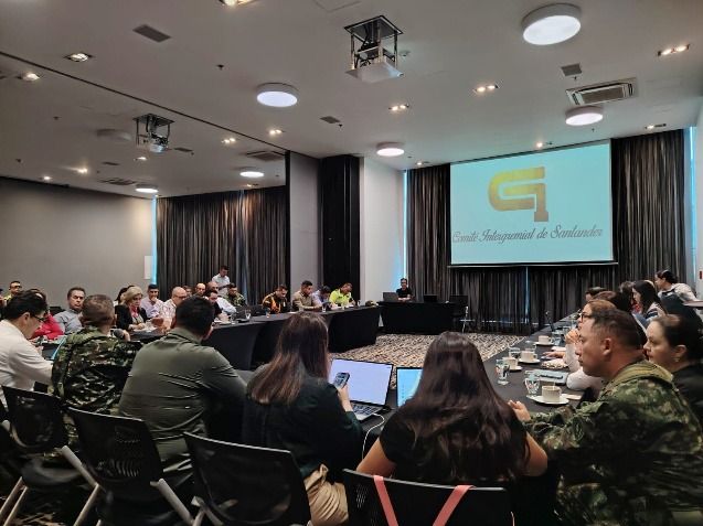 Un grupo de personas asiste a un seminario en una sala