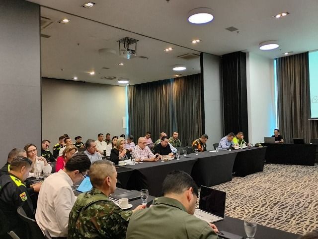 Un grupo de personas vestidas con ropa de negocios y militar 