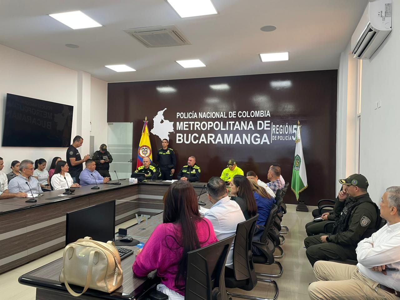 Un grupo de personas se sienta alrededor de una mesa de conferencias 