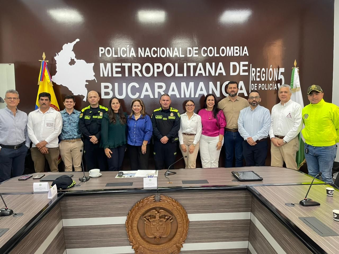 Un grupo de personas se encuentra de pie frente 