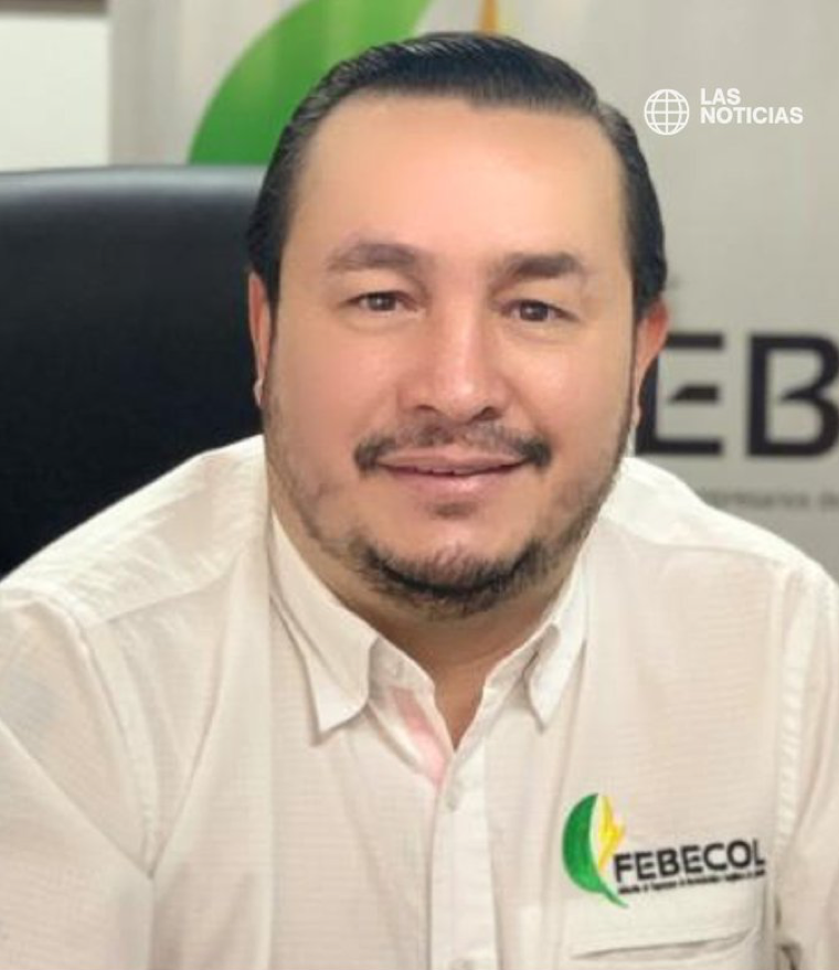 Una persona con barba, que viste una camisa blanca abotonada con el logotipo de FEBECOL