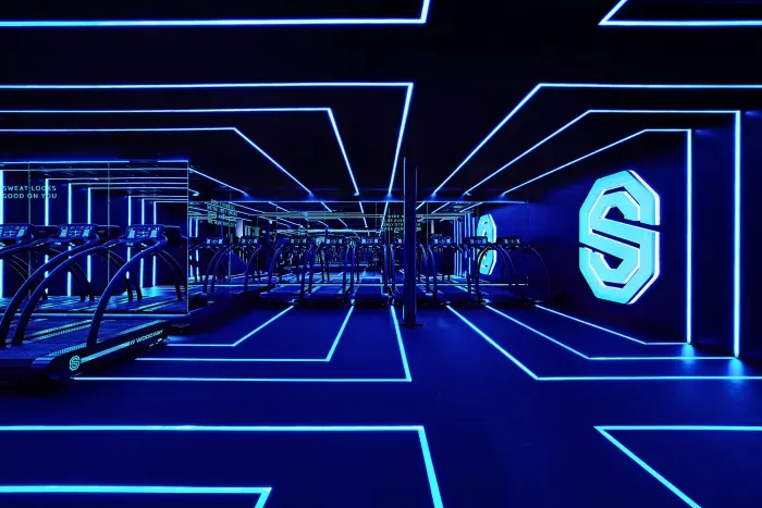 Neonblauwe futuristische tunnel met gloeiende lijnen en een lichtgevend dollarteken aan de rechterkant