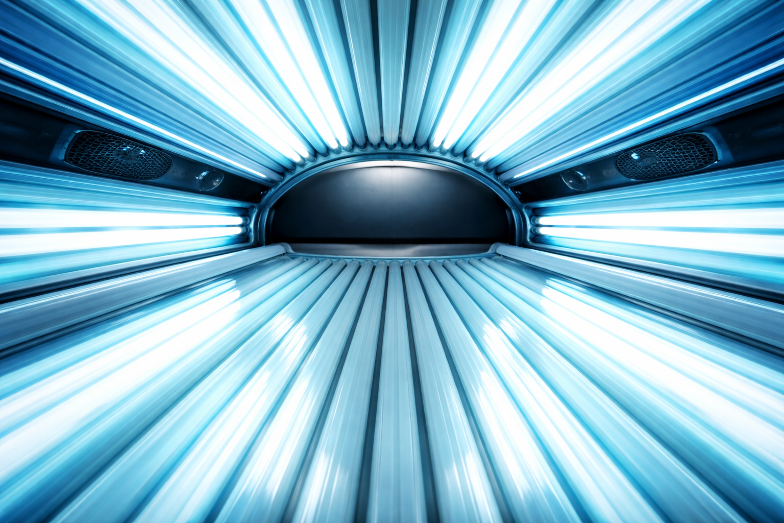 Blauwe gloeiende tunnel met lichtstralen die naar buiten schijnen en een donkere opening in het midden