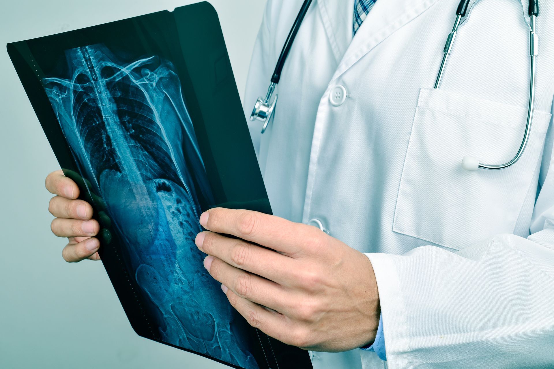 qual medico cuida da coluna lombar