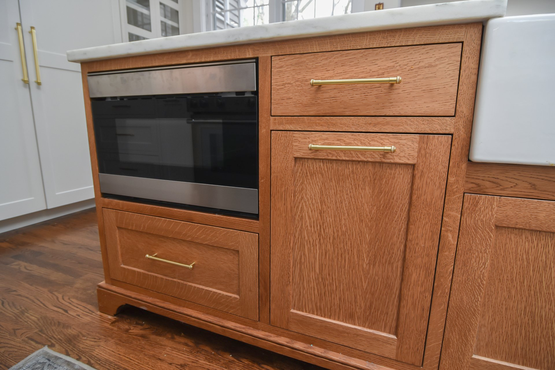 Quartersawn Oak
Stained Oak Island
Custom Cabinets
Cabinet Makers
Kitchen Designer