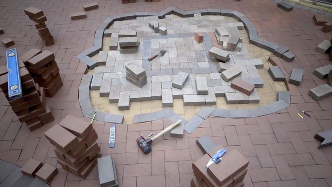 a lot of bricks are laying on the ground