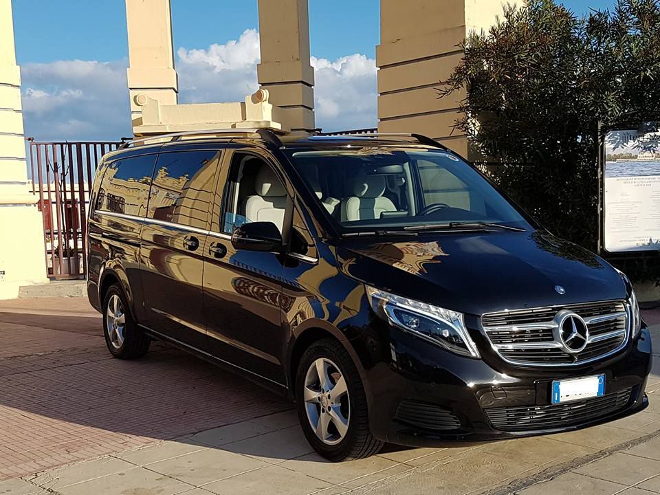 Auto nera a noleggio