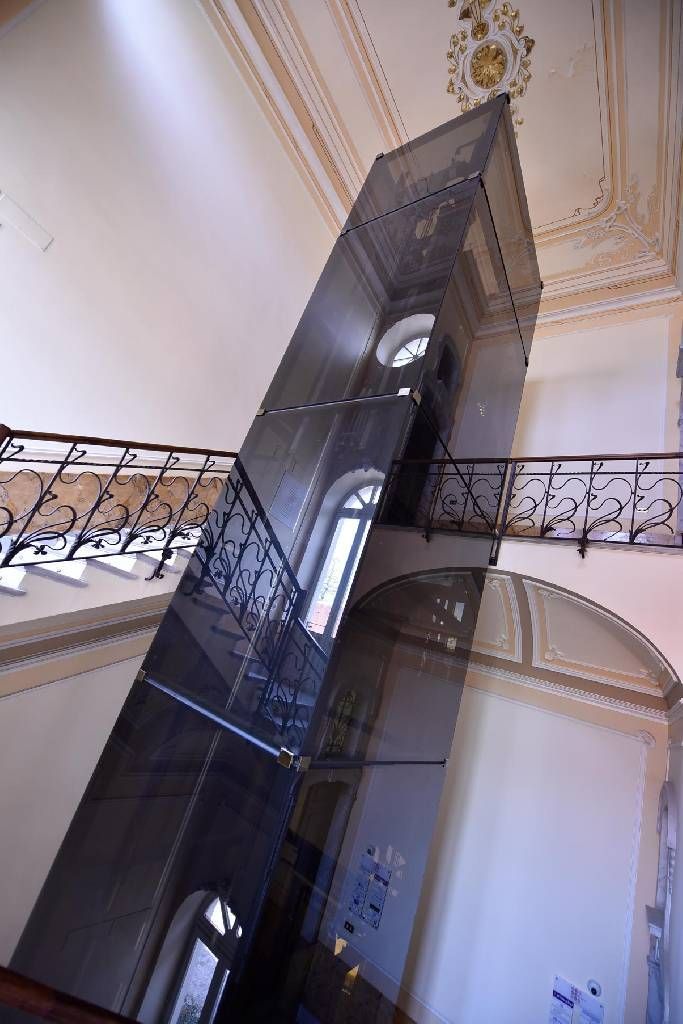 Interno di un moderno ascensore con porte in acciaio