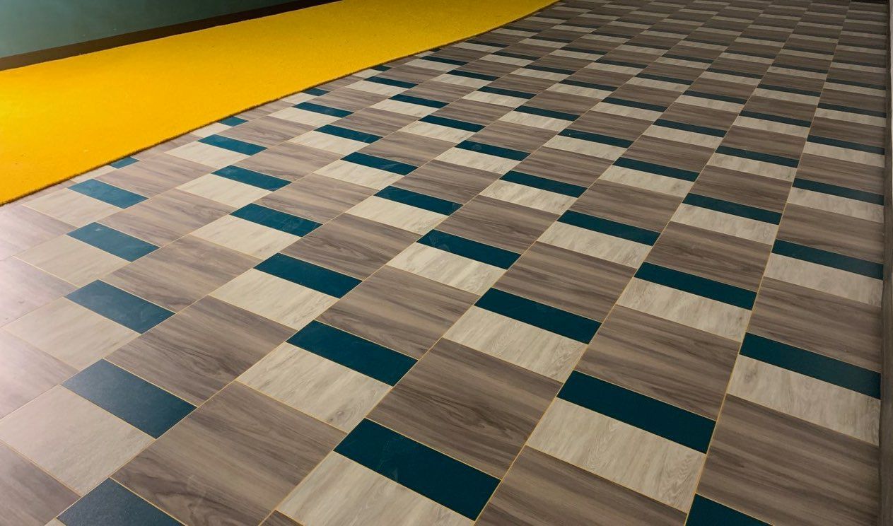 Multicolor carpet tile pattern in an educational facility