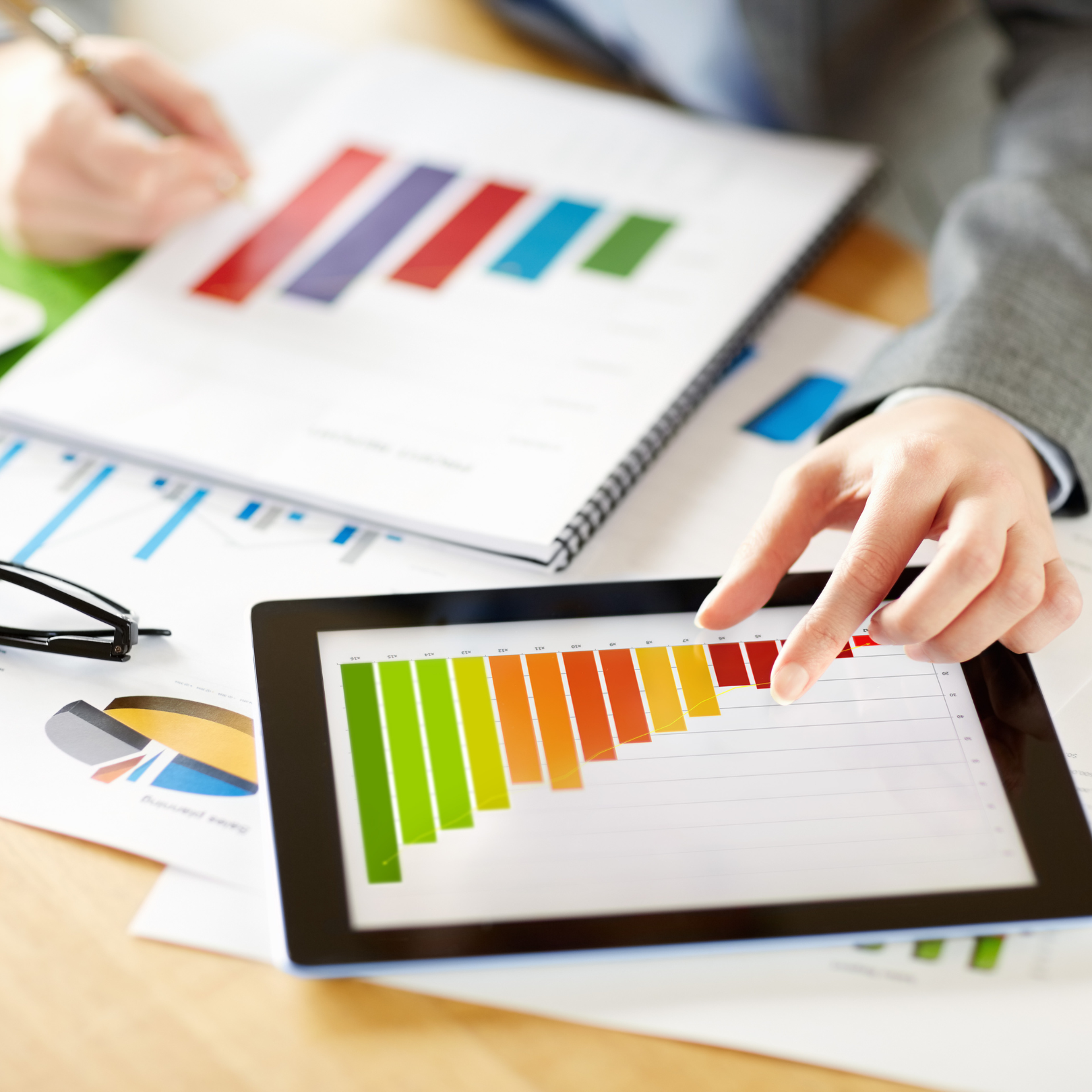 Une personne regarde un graphique sur une tablette