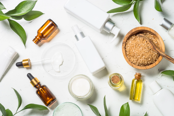 Il y a de nombreux types de cosmétiques différents sur la table.