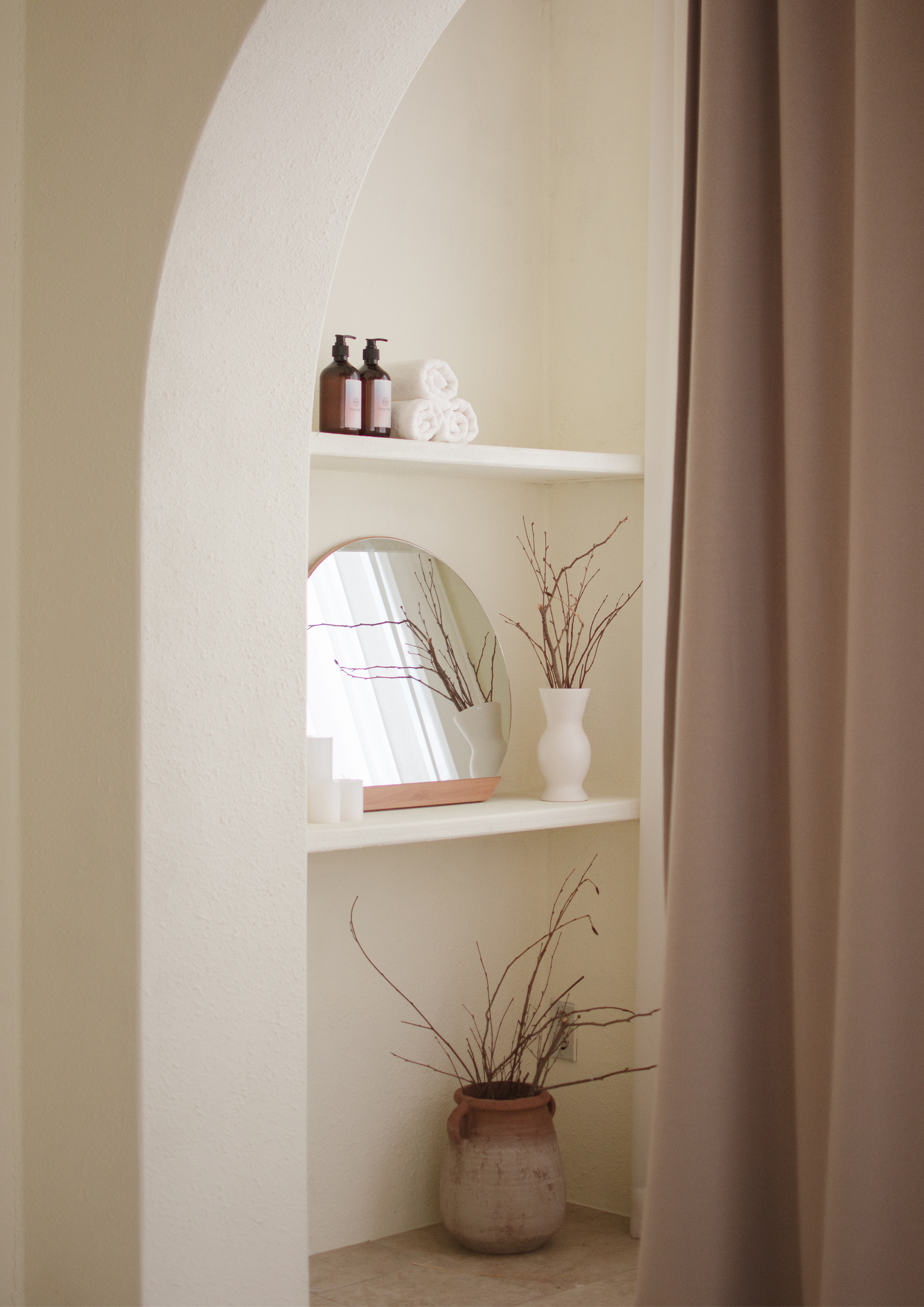 Il y a un miroir sur l'étagère dans le coin de la pièce.