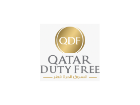 Un logo pour le duty free du Qatar est affiché sur un fond blanc