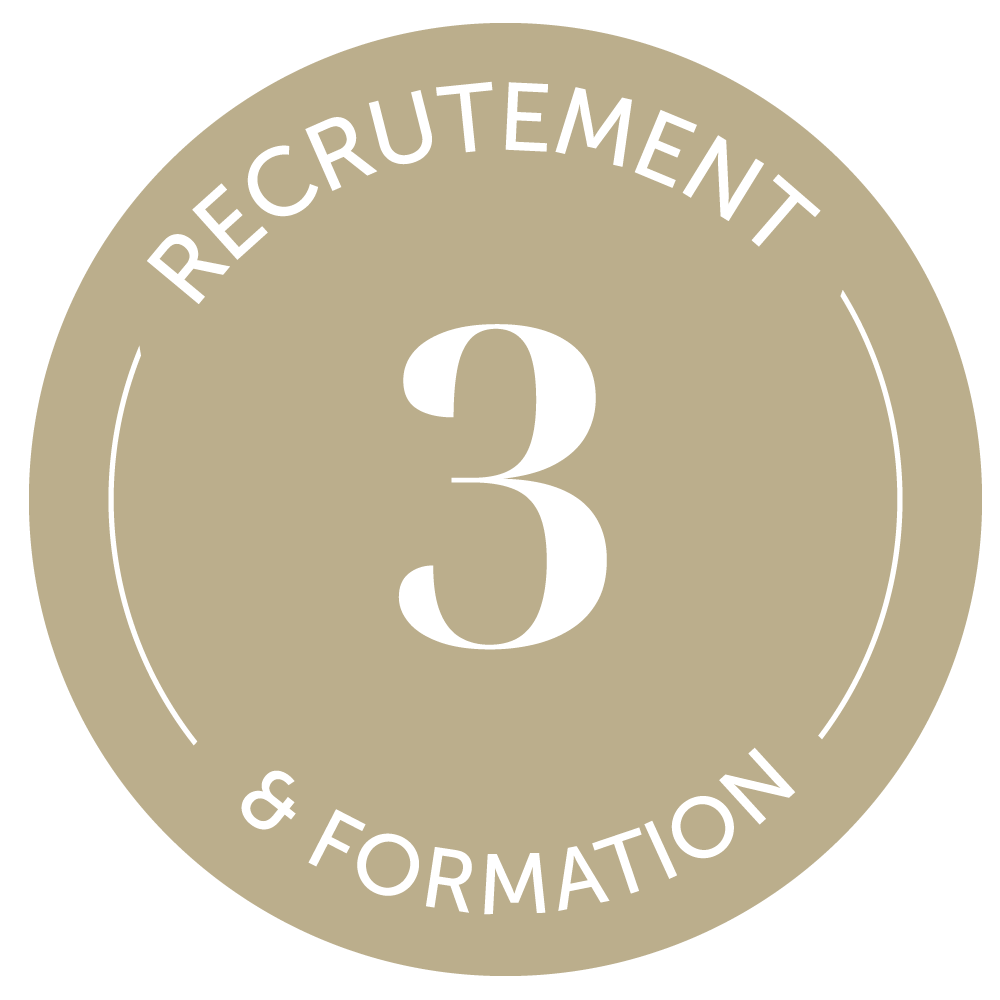 Un logo de recrutement et de formation avec le chiffre trois dans un cercle.