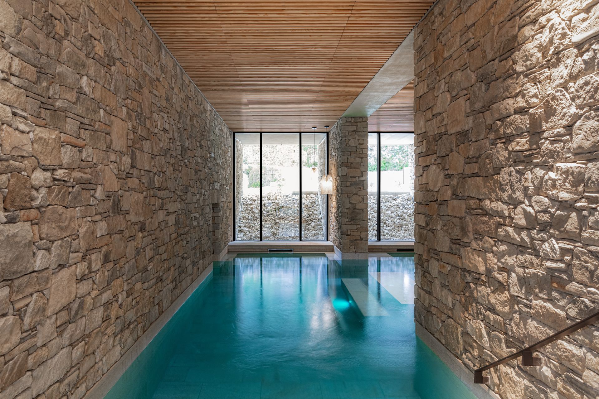 Spa piscine avec pierres murales