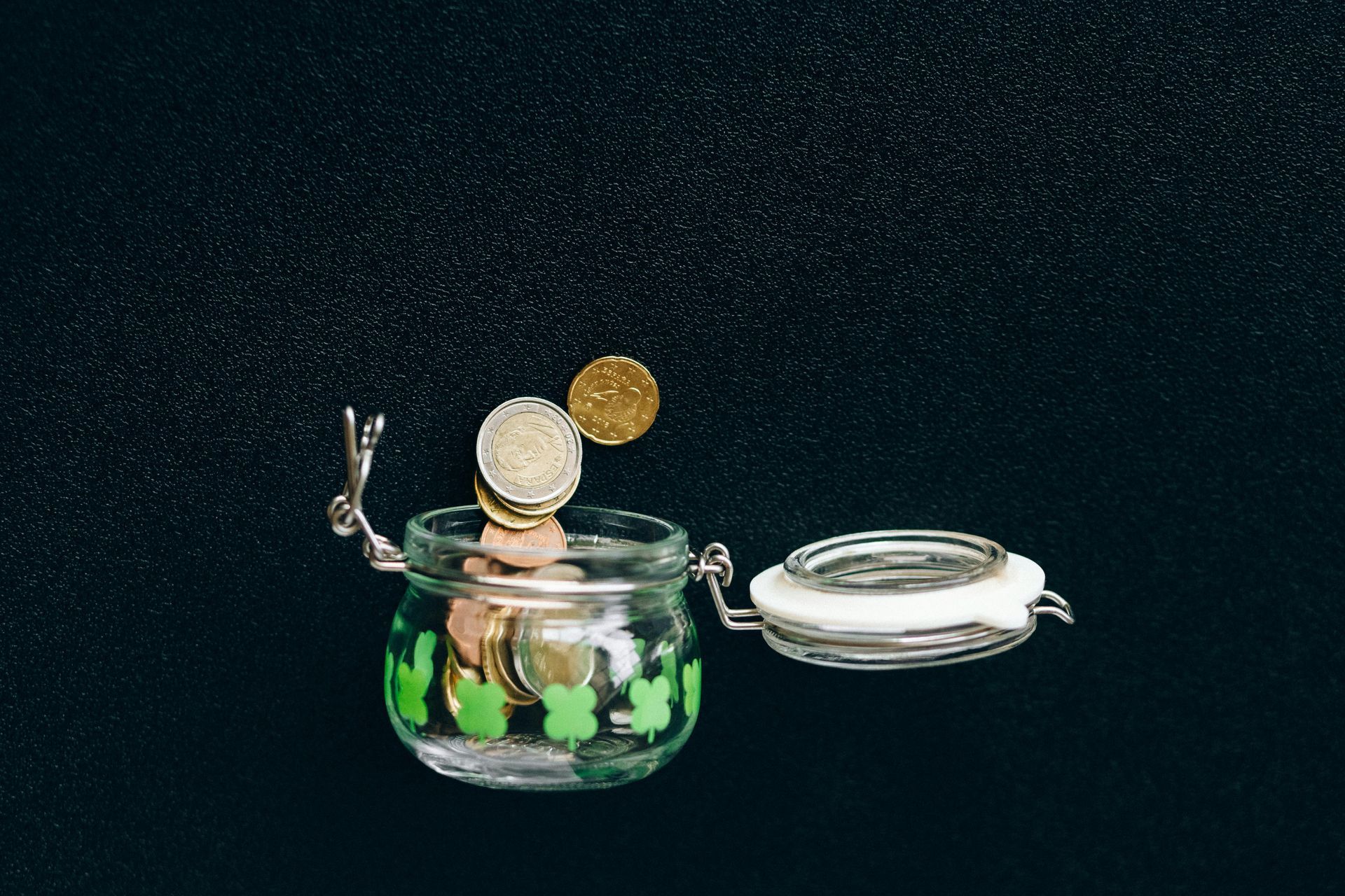 Pièces de monnaie dans un pot symbolisant le budget pour ouvrir un spa
