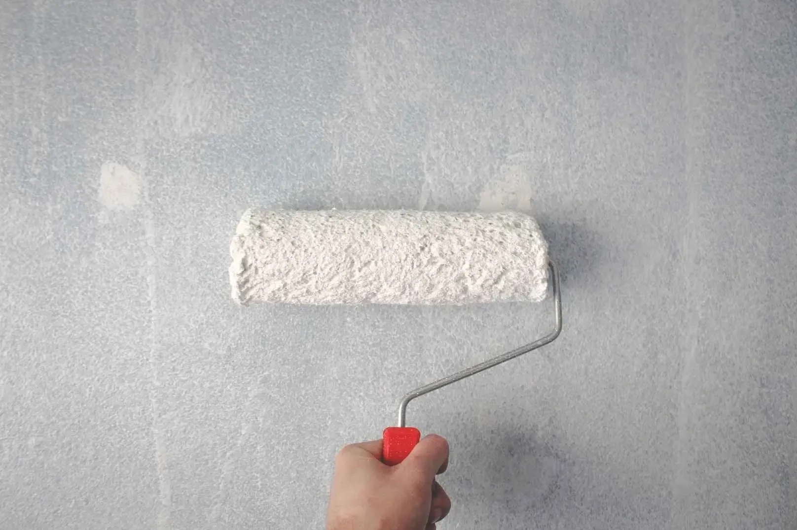 primer op muur aanbrengen