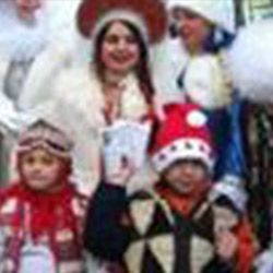 A group of people are posing for a picture in the snow.