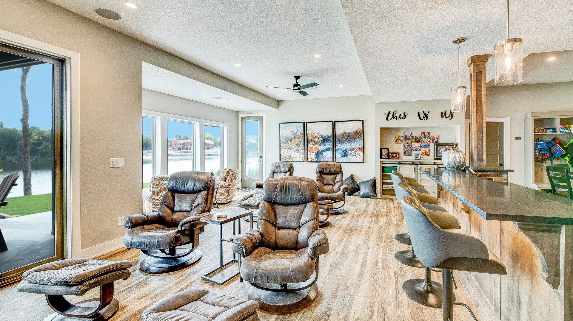 A living room with a lot of chairs and a bar.
