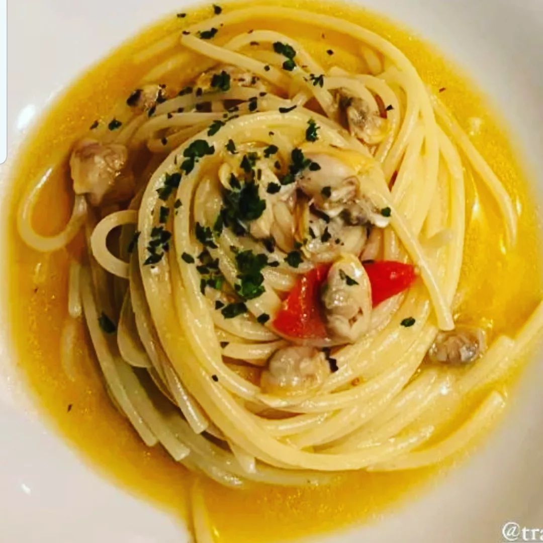Un piatto bianco con sopra tagliatelle e salsa