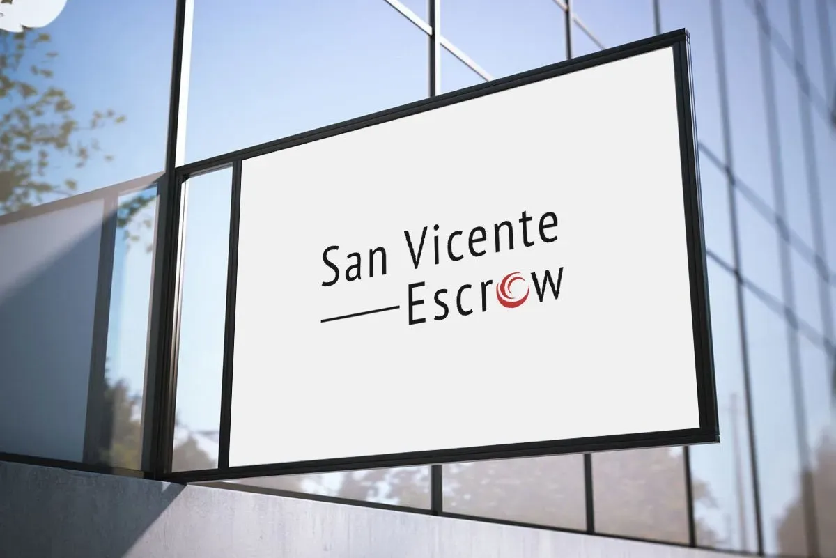A sign on a building that says san vicente escrow