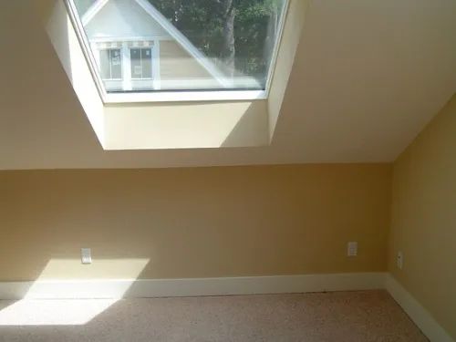 An empty room with a skylight in the ceiling