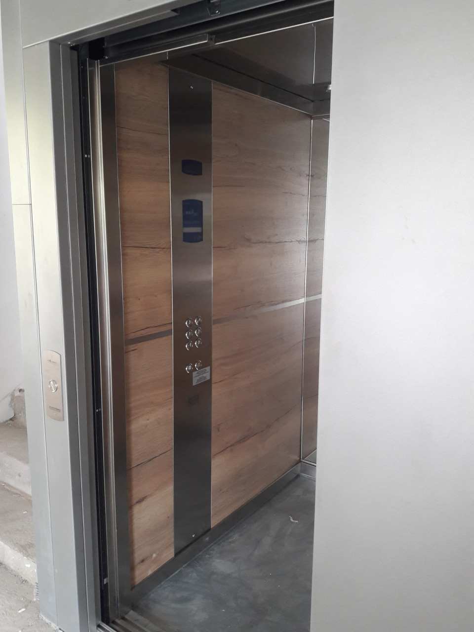 Ascensore pareti effetto legno