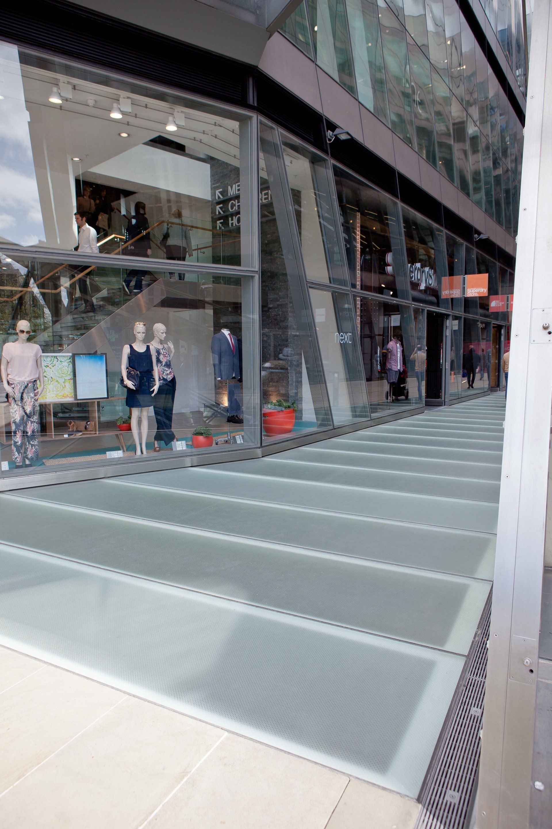 Anti-slip decorative glass_Olivers-Wharf