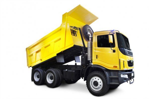 Un camion-benne jaune avec le mot pro sur le côté