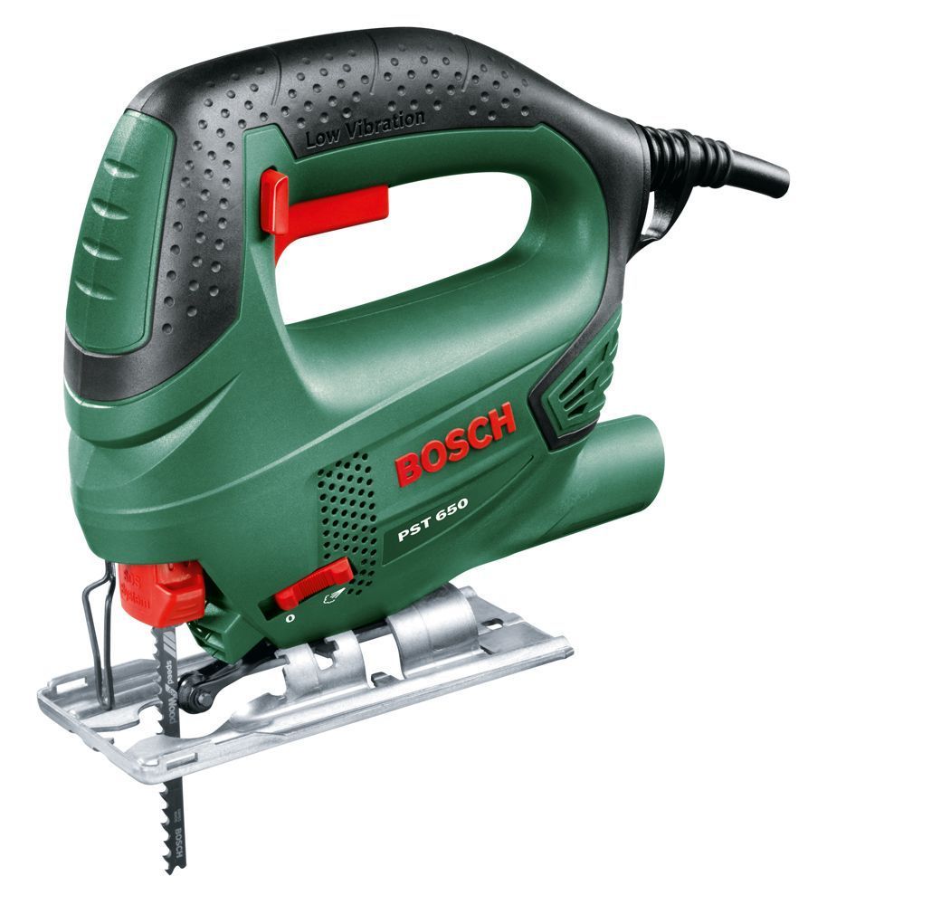 Une scie sauteuse Bosch verte et noire sur fond blanc
