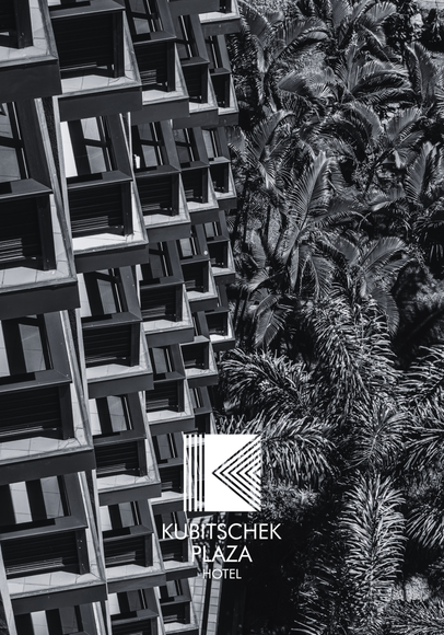 Foto em preto e branco do edifício Kubitschek Plaza, com varandas na parte externa e o logotipo em destaque.