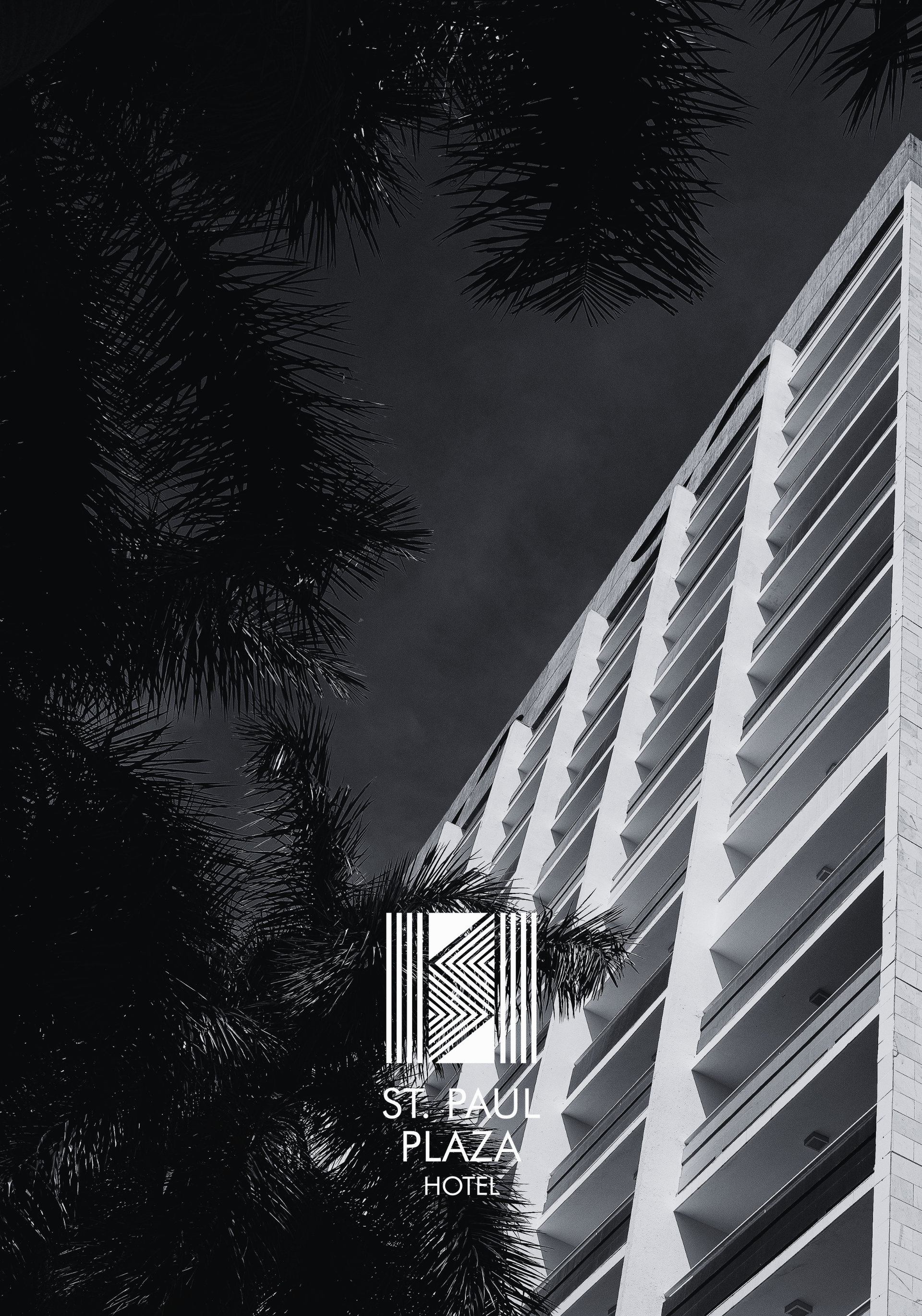 St. Paul Plaza Hotel, um edifício alto de concreto com varandas, logotipo e palmeira.