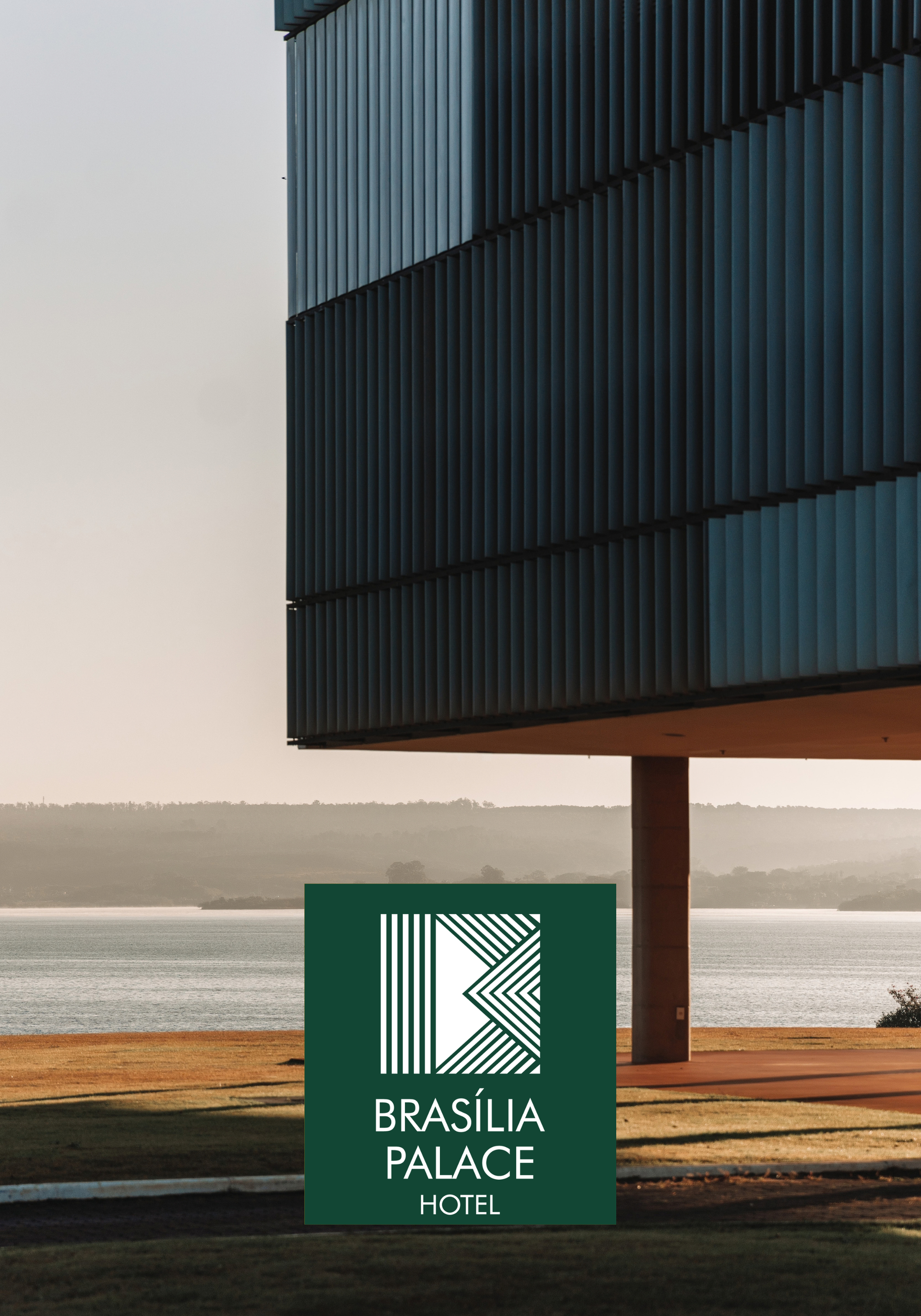 Exterior do Brasília Palace Hotel com seu logotipo em um quadrado verde, apresentando uma fachada moderna em tom bege.