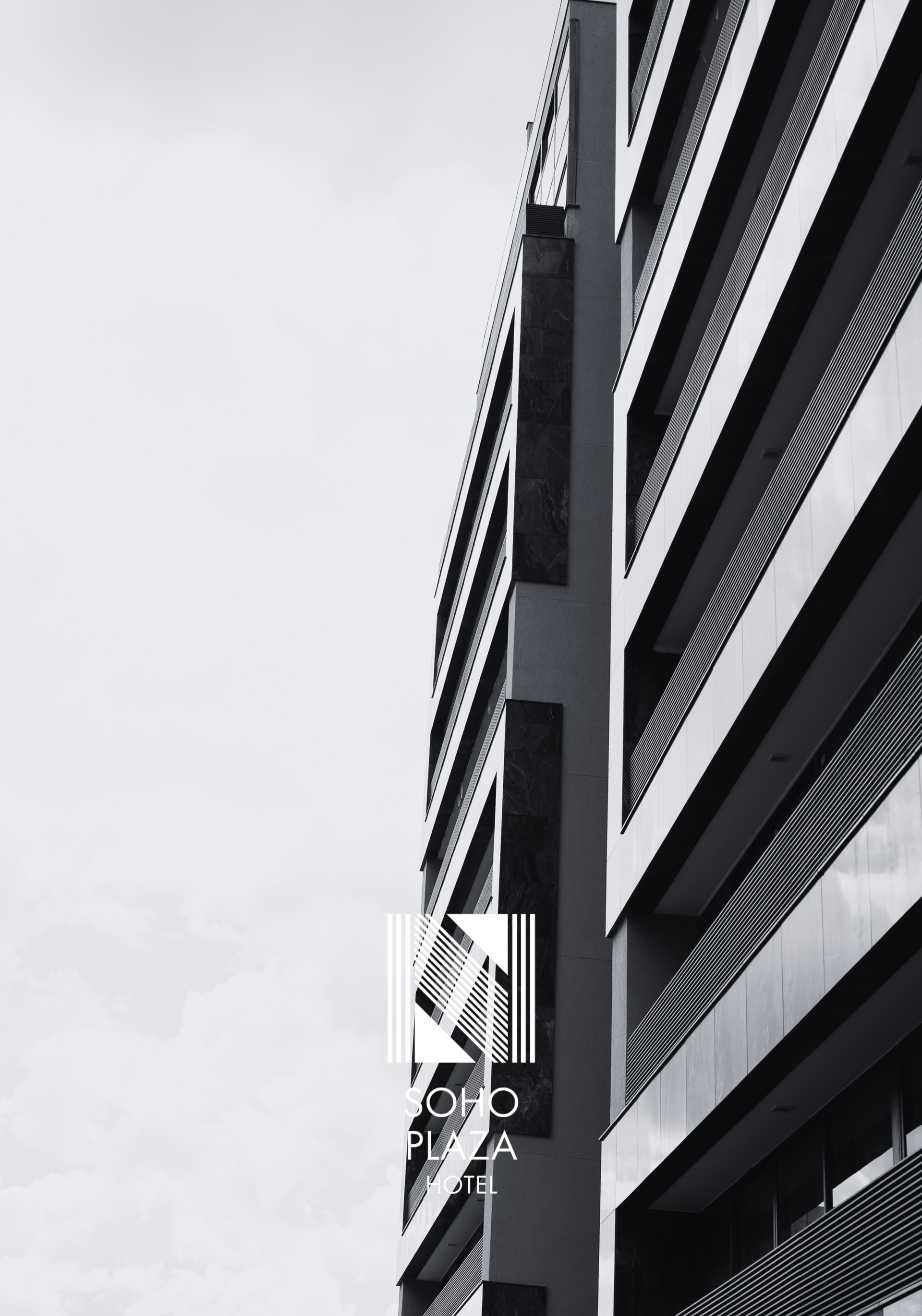 Vista em preto e branco de um edifício de hotel de vários andares com varandas com vista para uma piscina, apresentando o logotipo do Soho Plaza.