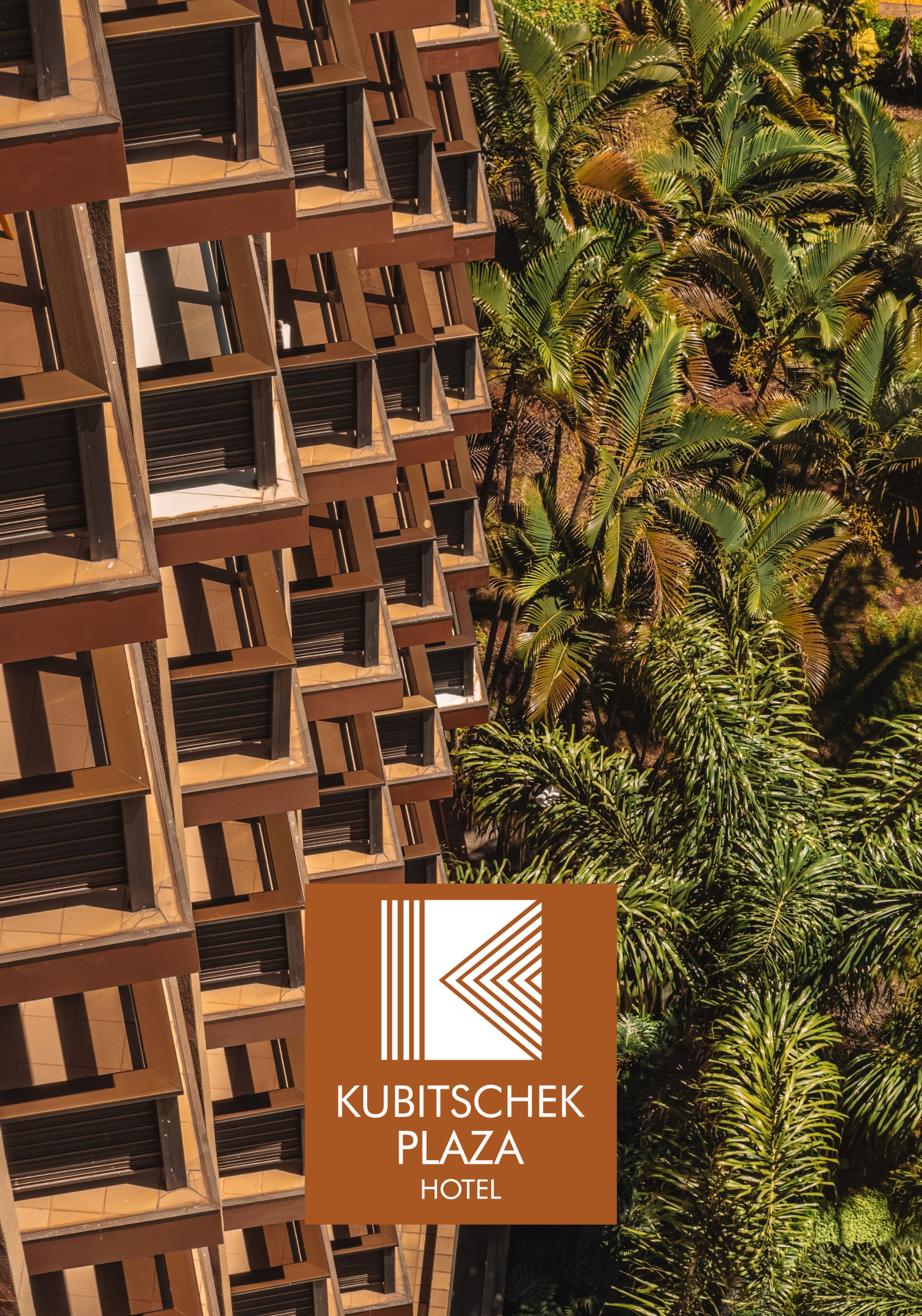 Fachada do Kubitschek Plaza Hotel com fileiras de varandas e um logotipo.