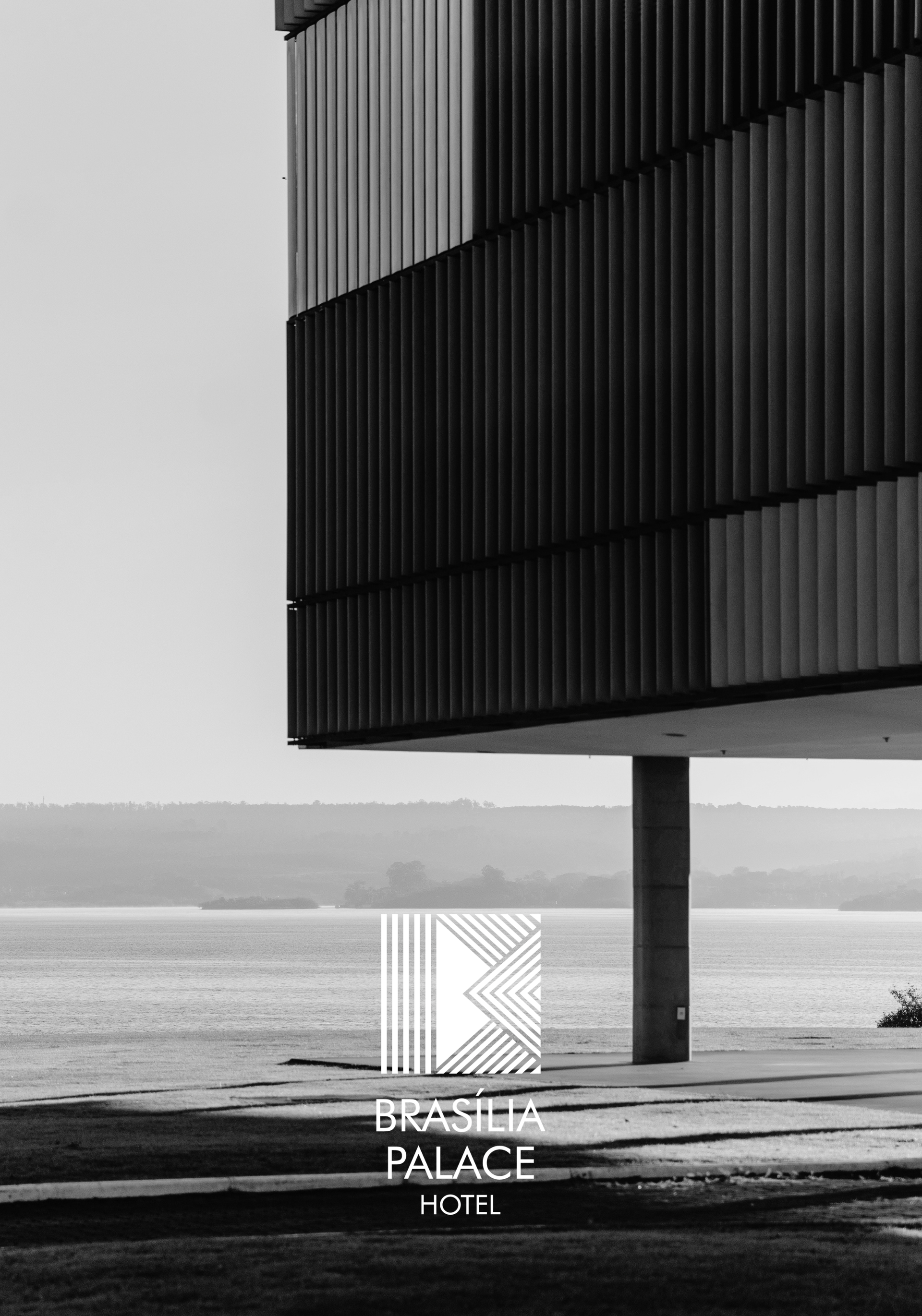 Foto em preto e branco da fachada do Brasília Palace Hotel, com painéis listrados verticais e o logotipo do hotel.
