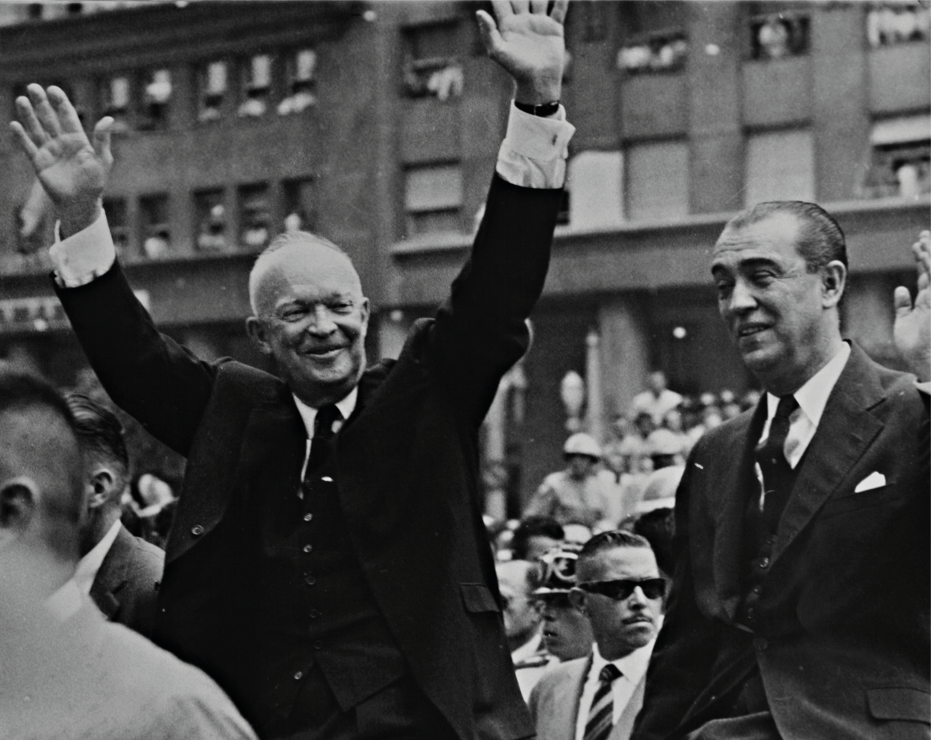 Dwight D. Eisenhower acena para a multidão enquanto está ao lado de Juscelino Kubitschek no Brasil, em 1960.